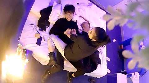 迷妹推荐--主题酒店上帝视角偷拍斯文眼镜男被模特身材美女骑在身上热身妹子下面毛多性欲强