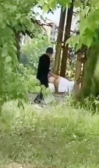 万物复苏的季节野外偷拍到野战现场_看起来后入的很吃力了_果然是人到中年不得已！