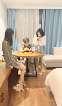 人气女神携极品闺蜜4P闺蜜：“你好傻啊姨妈不可以做那种事情”两分锺没事的！