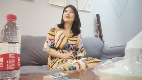 迷妹推荐--极品人妻，老公欠了赌债，无奈出来兼职，风情万种满分