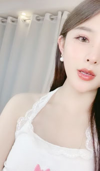 完美好身材极品模特露脸了，激情大秀直播，白丝诱惑美臀美脚，坐插道具蹂躏骚逼自慰呻吟，叫的好骚不要错过