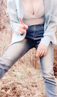 嫩雪白的奶子骚货户外丛林中与炮友激情啪啪啪，站立着无套后入操逼内射