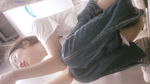 迷妹推荐--最新流出国内厕拍大神潜入师范学院附近公厕 正面全景露脸偷拍  眼镜妹蹲了很久仔细看手机貌似停了一下电