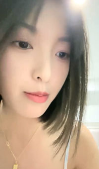 商场买保险套，裹上跳蛋自慰，尿尿，清秀脸庞小逼逼一刻也不能闲着