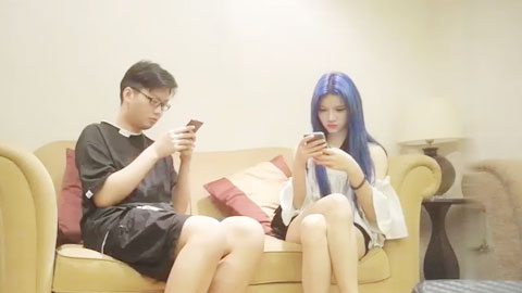 迷妹推荐--眼镜哥寻人约泡,蓝发小姐姐颜值不错,一起共度欢乐