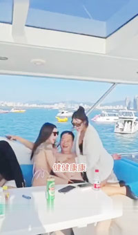 游艇群交狂欢，甲板上、游艇的房间里、每个角落都有男女正在进行交配