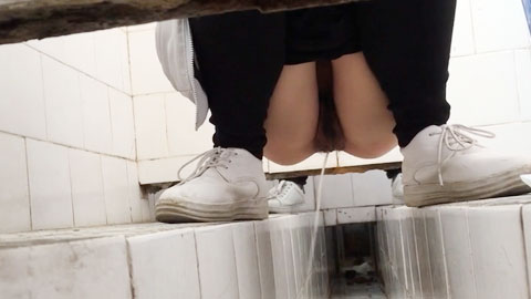 艺术学院女厕所蹲点整排都是B