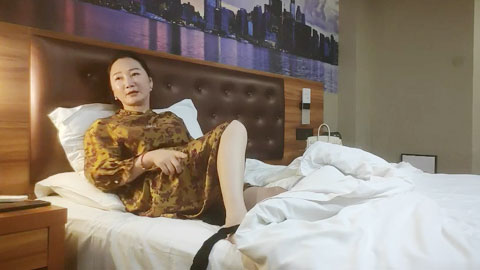 迷妹推荐--褪去高冷白领外衣，极品女神变身荡妇