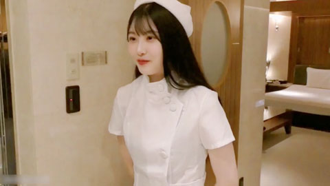 迷妹推荐--高质量妹子，微胖界纯情甜美的小护士，笑起来让人神魂颠倒，白虎嫩逼被大叔无情