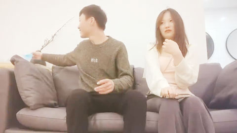 迷妹推荐--会撩蚤引诱人，再用力一点_身材丰满大肥臀，衣服一脱就狂舔逼，在沙发猛怼，哥们力不从心满头大汗