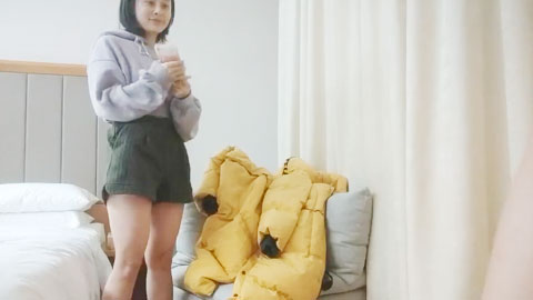 迷妹推荐--短发小骚货，吸吮大屌舔弄小穴，扛起腿怼着猛操，人肉打桩机快速抽插