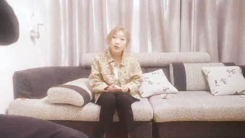 迷妹推荐--娇小可爱型，22岁C罩杯，沙发上战斗视角满分，前凸后翘温柔爱笑。精品级作品