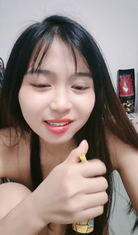 极品萌妹子深夜撩骚，坚挺的大奶子好性感，跟狼友互动听指挥掰开逼逼自慰小豆豆呻吟