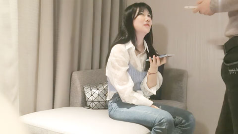 迷妹推荐--白衣牛仔裤可爱妹子，沙发舔胸调情，床边超清视角多姿势啪啪