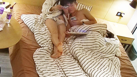 迷妹推荐--年轻情侣床上各种姿势摩擦，可惜男的一下就射了