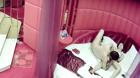 迷妹推荐--攝像頭監控偷拍很會玩__情侶各種姿勢有點重溫玉蒲團