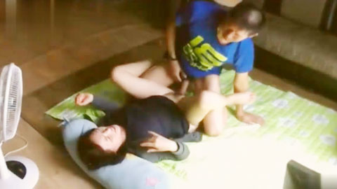 迷妹推荐--家庭摄像头偸拍大J8公公与儿媳妇偸情，地板肏到沙发上，骚儿媳撸硬公公鸡巴就往上坐超主动