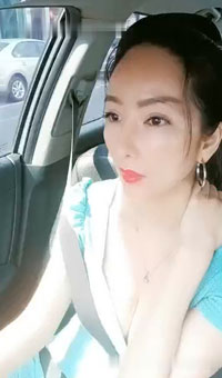 御姐少妇开车户外发骚，跟大哥找了个公测跟大哥激情啪啪，口交大鸡巴站着抽插爆草呻吟，让大哥玩着骚奶子