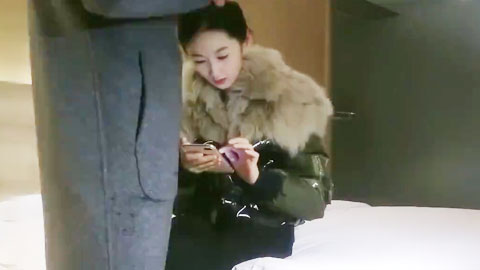 迷妹推荐--01年肤白嫩妹被按着狠狠抽插发出超骚浪叫声