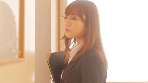 MIDA_312_愛吃年輕肉棒的巨乳女老師，一邊從後面抱著揉捏奶頭一邊開色色課程～就算女朋友坐在旁邊，還是被她直接中出NTR授課__001