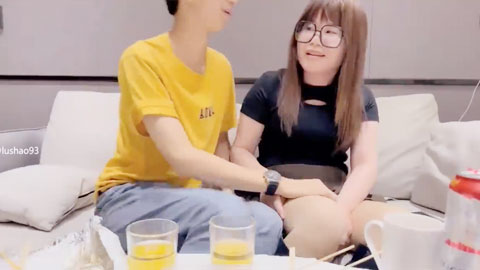 迷妹推荐--美酒佳肴共进夜宵，欲拒还迎间推倒脱光，骚气逼人真淫荡