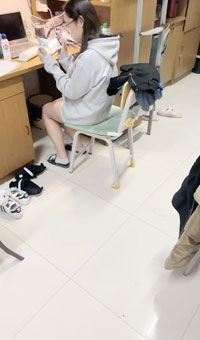 偷拍室友，聊八卦打游戏上厕所，蚊帐内骚逼一抠一手水，真实刺激必看