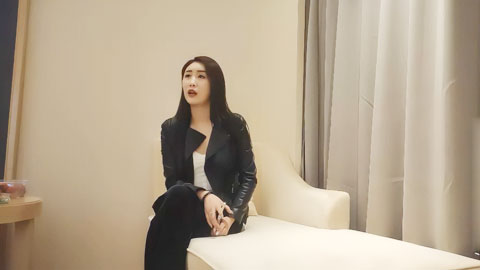 迷妹推荐--黑色皮衣妹子玩制服诱惑，换上制服红色包臀裙口交开腿抽插猛操