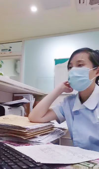 小美女夜班无聊，休息室内跳蛋自慰