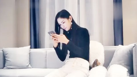 迷妹推荐--车模女神貌美肤白大长腿,对着镜子后入搔首弄姿