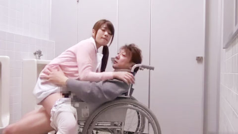 看到在医院厕所内怎样也无法压抑的患者勃起的肉棒,现代的护士会