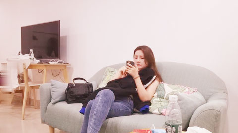 迷妹推荐--丰满外围女 肤白貌美大眼睛，乖巧听话掰穴揉胸，风骚小淫妇激情啪啪