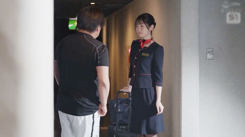 SONE_770_纖細的新人空姐被體型巨大的投訴客侵犯，心靈崩潰成為肉體玩具，小穴習慣了極粗的肉棒後，達到難以置信的高潮次數_白上咲花__001