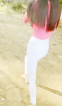 放假带小姨子开车去户外玩，让她趴在车窗上赏景，我趴在她的身上尝她的美穴