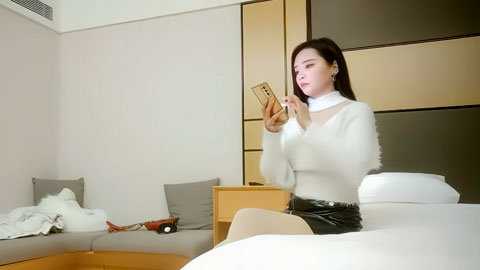 迷妹推荐--皮裙长腿好身材，拔套被抓拼命干