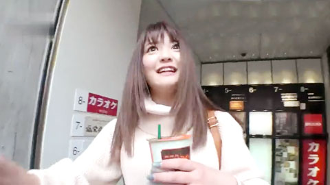 球馆戴跳蛋打球 妹子受不了了