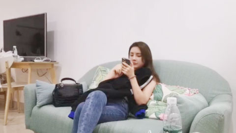 迷妹推荐--先玩这对巨乳半个小时再开操  根本玩不够 爱不释手