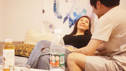 迷妹推荐--约操气质美人妻，哇你鸡巴好大呀