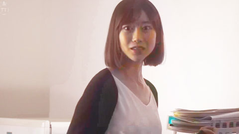 人妻女上司无防备透出的T字裤让我的理性疯狂-2