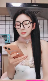 美乳巨乳 裸坐灶台道具自慰 狂插！真的是十个眼镜九个骚