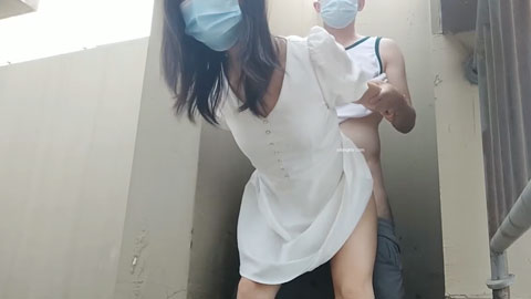 迷妹推荐--户外师生乱伦天台野战，超大量颜射中学老师的淫乱生活！