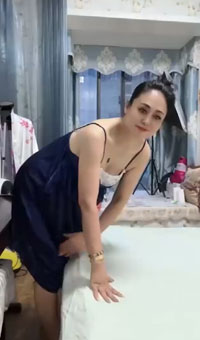 妈妈韵味有了，这大骚逼，是真饥渴，一根肉棒无法满足的样子！