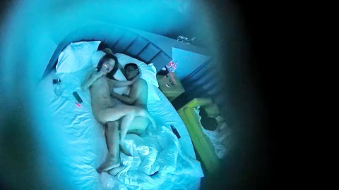 情趣酒店中年大叔和超嫩妹子操逼