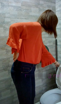 潜入景区女厕偷拍美女尿尿