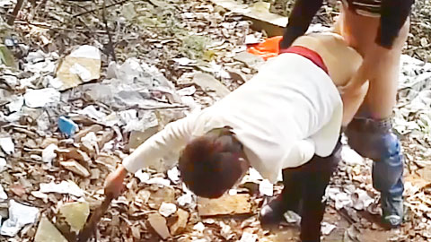 迷妹推荐--新流出农民工小树林20元嫖妓偷拍系列恶劣环境各种站着躺屌对白清晰