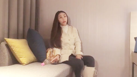 迷妹推荐--2800网约外围小姐姐，清纯乖巧沙发上暴操展示