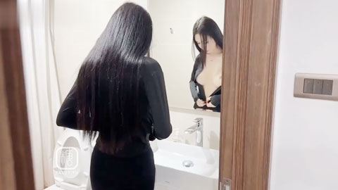 迷妹推荐--瑜伽服下的美乳翘臀女神御姐私下的淫荡反差