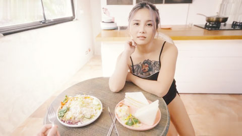 迷妹推荐--处男毕业！大嫂用放荡的肉体教会我长大的道理