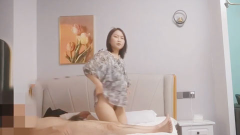 迷妹推荐--刚刚约了一个孩子还吃奶的颜值小少妇，各种姿势玩的她到高潮喊疼