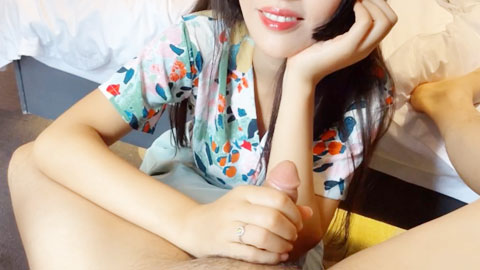 迷妹推荐--不射你砍我，事实证明，少妇握着鸡巴还是很高兴的