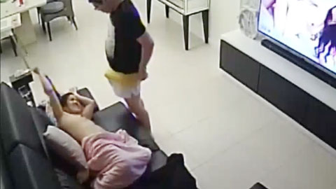 迷妹推荐--偷拍电视放A片，夫妻边看片边在沙发打炮